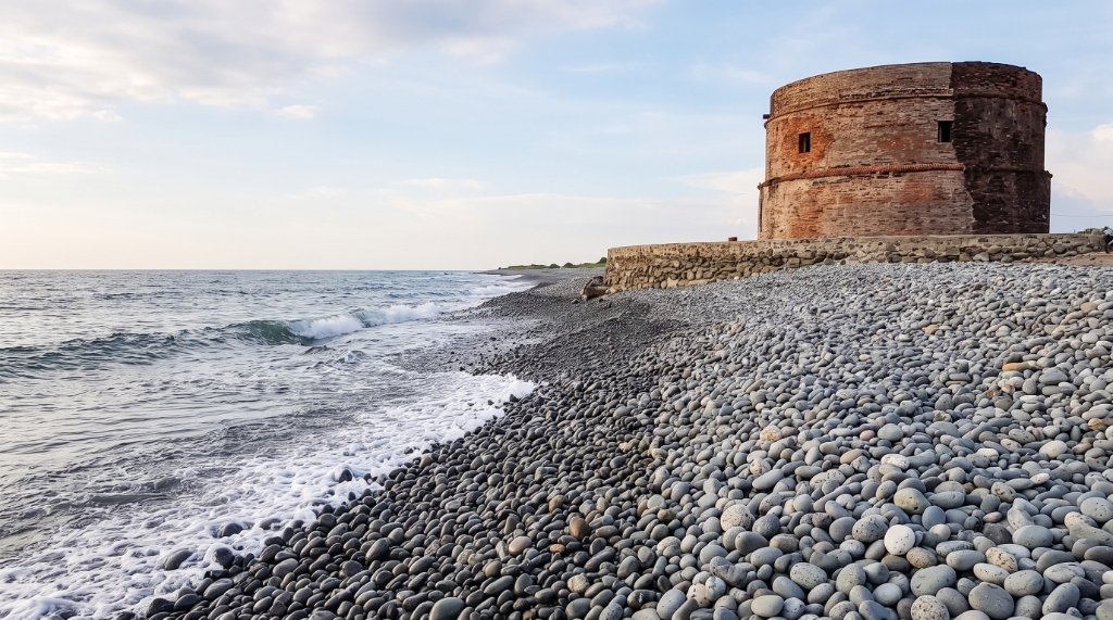 Pebble Beach & Baluarte Watchtower (Luna)